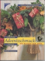 Adventsschmuck mit Blumen und Grün, leuchtend festlich, Kosmos